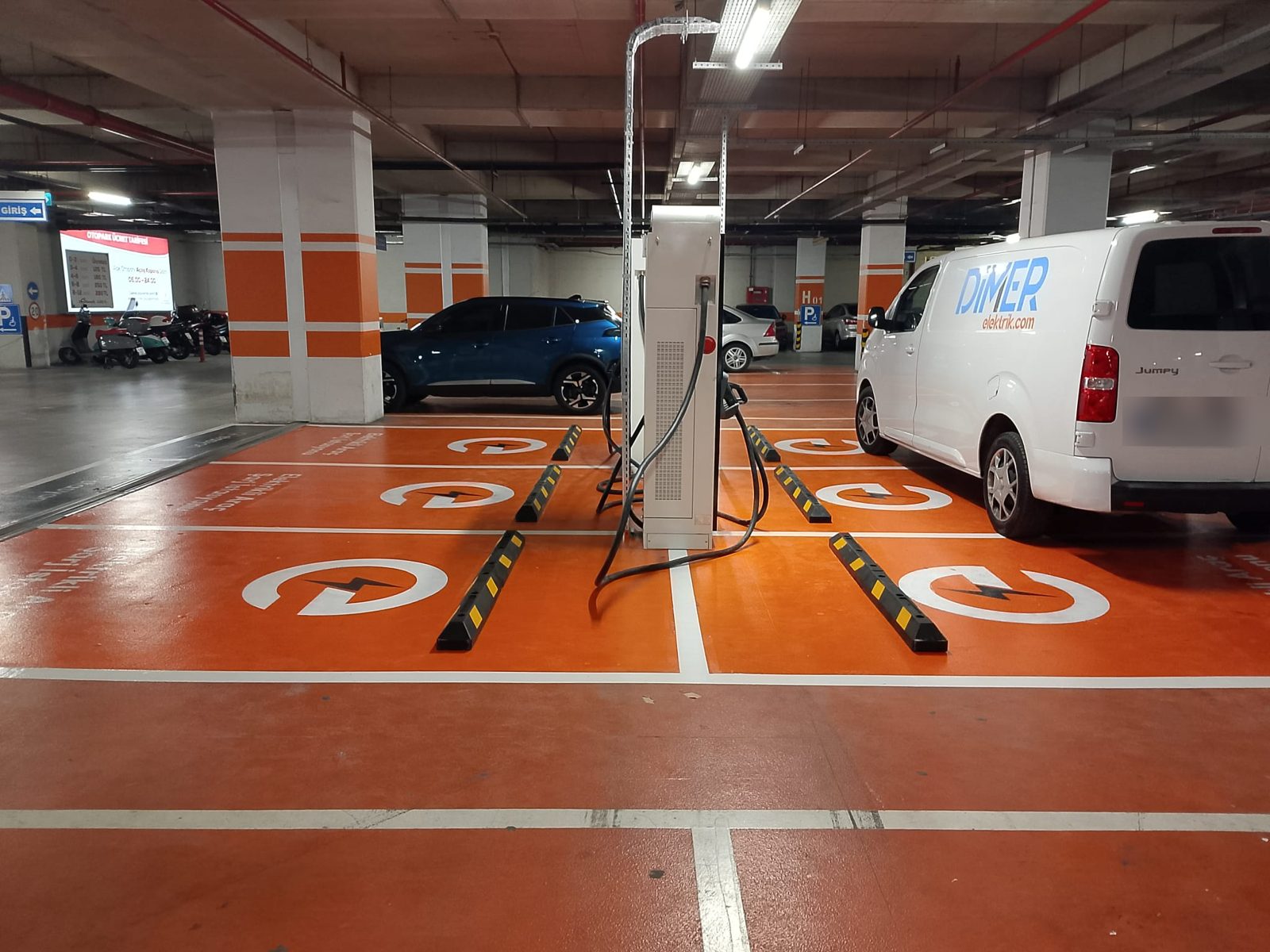 AVM otoparkında Dimer'in kurduğu DC şarj istasyonu
