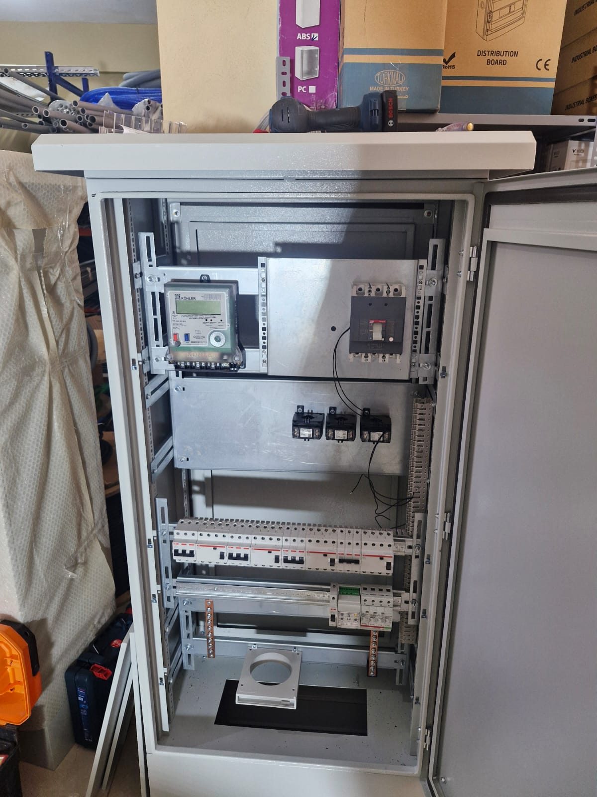 Açık elektrik panosunda sigortalar, sayaç ve bağlantı kabloları